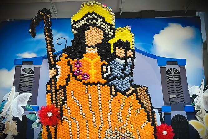 Centro Traki - Fe y color ¡Con mural de globos se rindió tributo a la Divina Pastora en Cabudare! - FOTO